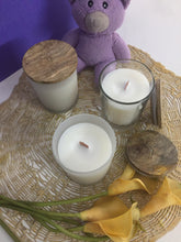 Load image into Gallery viewer, Crackling Wood Wick Scented Candle in Frosted Jar with Lid