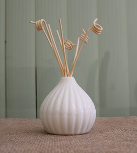 Pure Source India Garlic Design Ceramic Pot,Reed Diffuser Pot, with 8 pcs Reed Sticks, Capacity of This Ceramic Vase is About 150 ML - Home Decor Lo